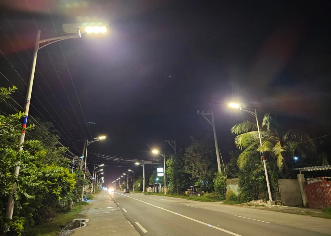 • Solar street lights along a tropical highway in the Philippines • Solar street lights along a tropical highway in the Philippines